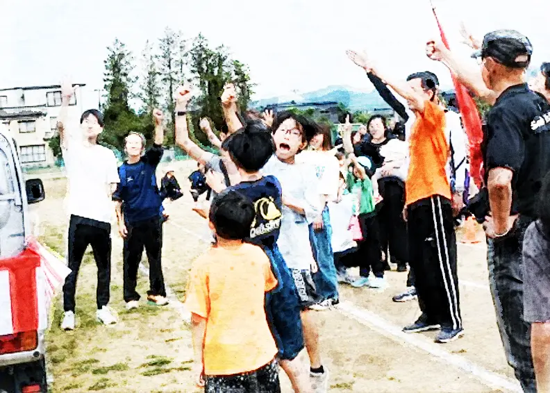 運動会で盛り上がる参加者